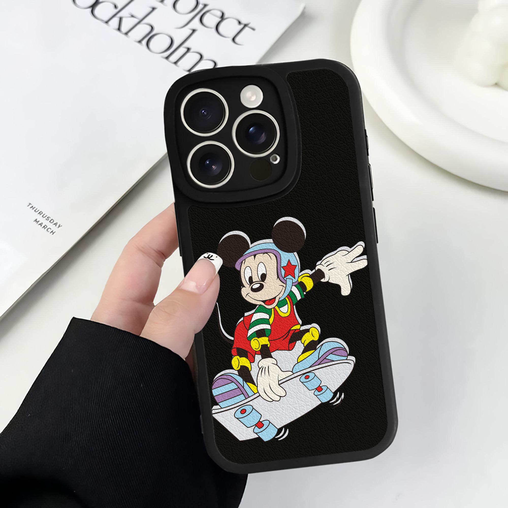 （画像用） ミッキーマウス Mickey Mouse 【iPhone 16シリーズ対応】シリコンスマホケース（レザー調） 材質：シリコン